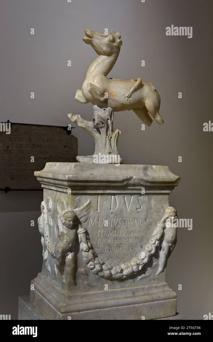 Dédicace de Marcus Fabius Secundus du Temple d'Apollon à Pompéi 1e siècle après JC dédié cerf à Diane deux Cupidons Musée archéologique national de Naples Italie. Banque D'Images