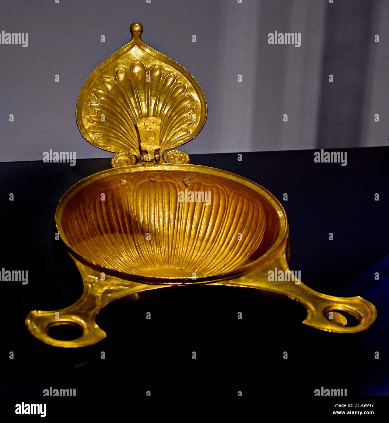 Lampe en or avec deux buses décorées d'une bande de feuilles de Lotus et de rayures Pompéi Temple de Vénus Musée archéologique national de Naples Italie. Banque D'Images