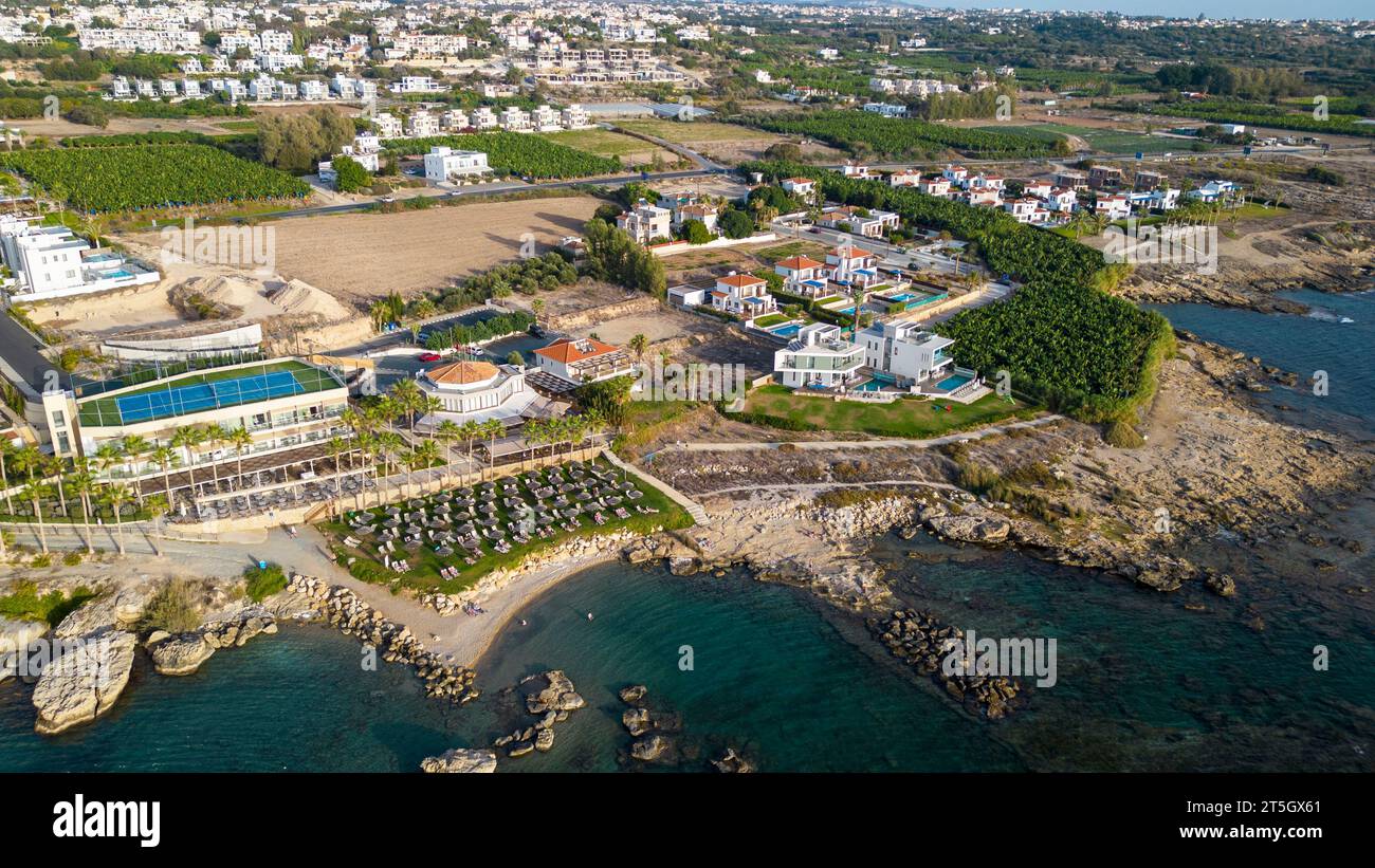 Vue aérienne drone de l'Atlantica Golden Beach Hotel Kissonegra, Paphos, Chypre Banque D'Images