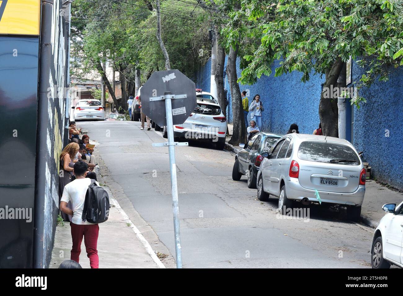 Sao Paulo, Sao Paulo, Brésil. 5 novembre 2023. Sao Paulo, 11/05/23 - EDUCATION/SCHOOLS/ENEM - les étudiants attendent l'ouverture des portes pour la première journée de l'ENEM à l'école publique Jose Lins do Rego sur AV M Boi Mirim, au sud de Sao Paulo (photo : Leandro Chemalle/Thenews2/Zumapress) (image de crédit : © Leandro Chemalle/TheNEWS2 via ZUMA Press Wire) À USAGE ÉDITORIAL SEULEMENT! Non destiné à UN USAGE commercial ! Banque D'Images