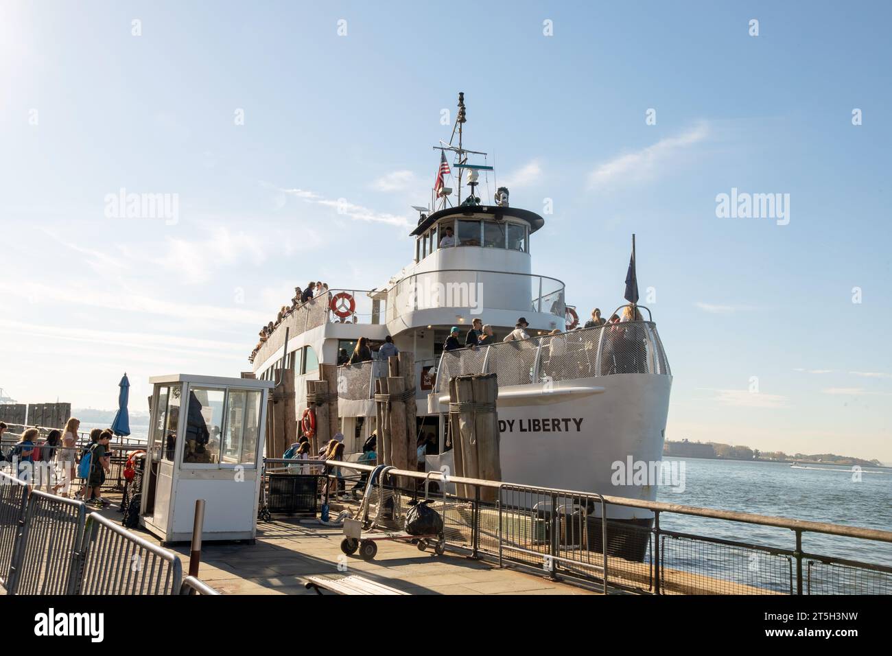 Statue Cruises ferry pour passagers Lady Liberty. Transport des touristes à la Statue de la liberté de Battery Park, New York City, Amérique. Banque D'Images