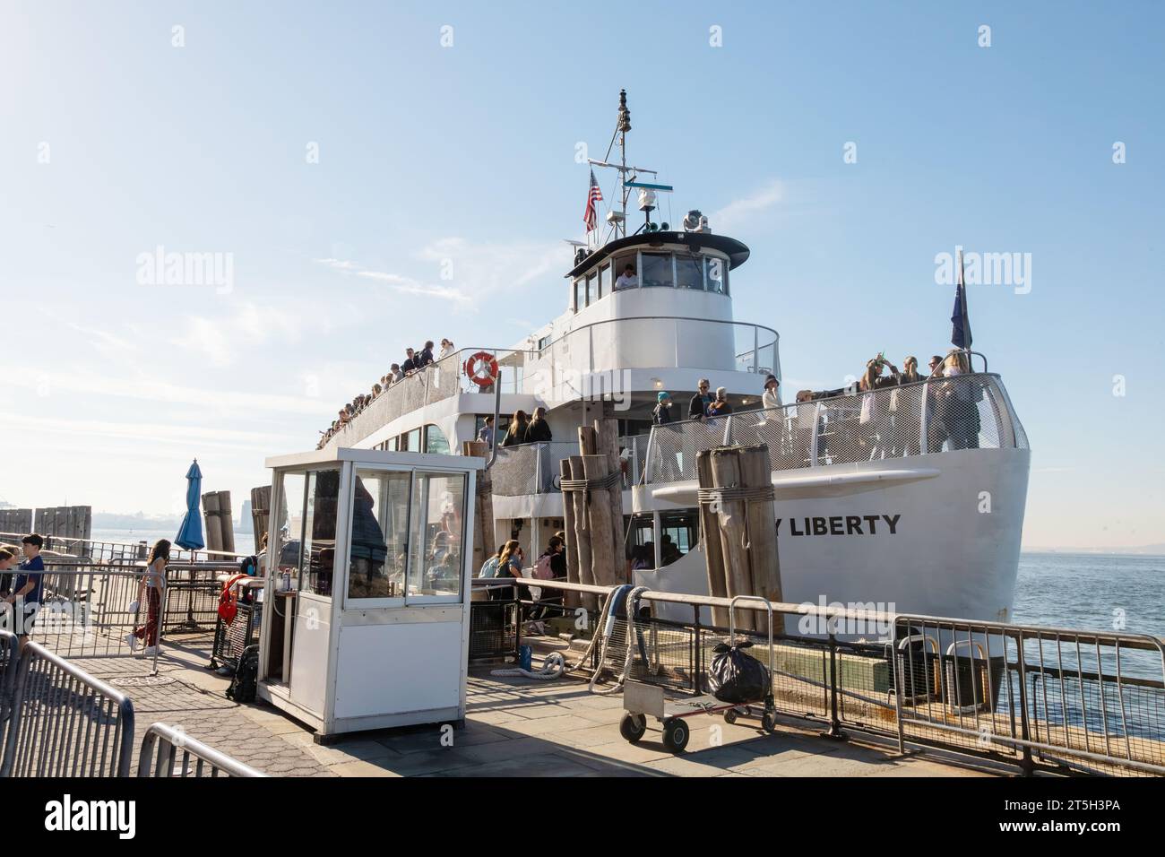 Statue Cruises ferry pour passagers Lady Liberty. Transport des touristes à la Statue de la liberté de Battery Park, New York City, Amérique. Banque D'Images