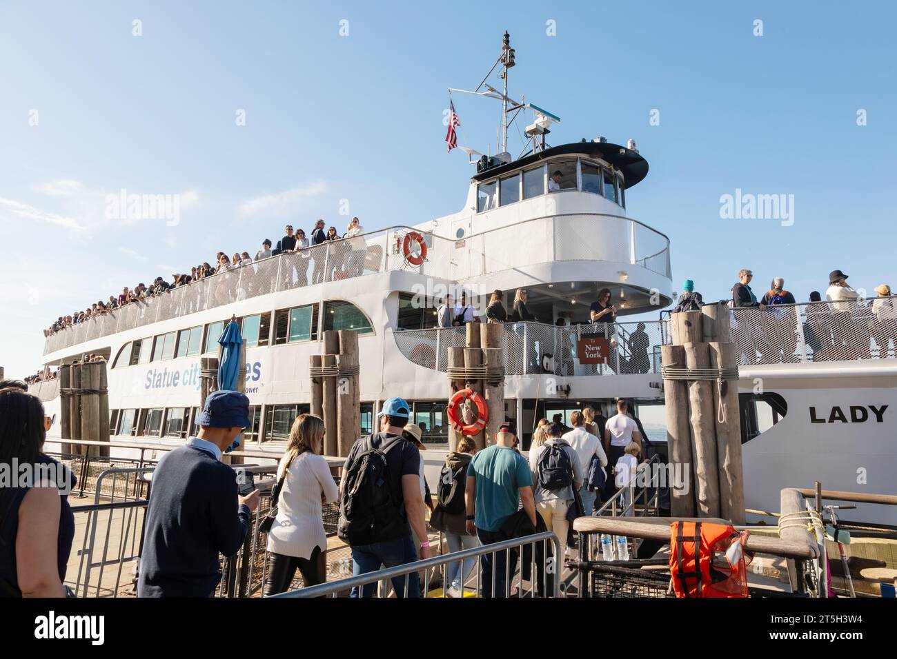 Statue Cruises ferry pour passagers Lady Liberty. Transport des touristes à la Statue de la liberté de Battery Park, New York City, Amérique. Banque D'Images