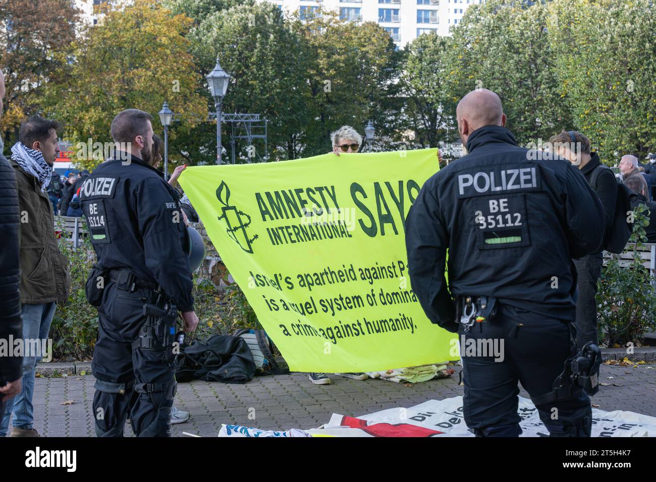 Allemagne , Berlin , 04.11.2023 , les officiers de police vérifient les inscriptions sur les banderoles apportées Banque D'Images