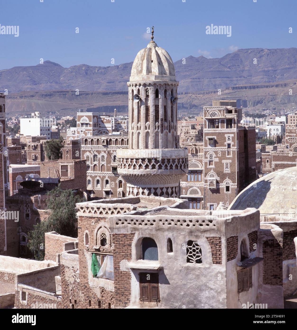 Mosquée et des bâtiments d'architecture traditionnelle dans la vieille ville de Sanaa, Yémen Banque D'Images