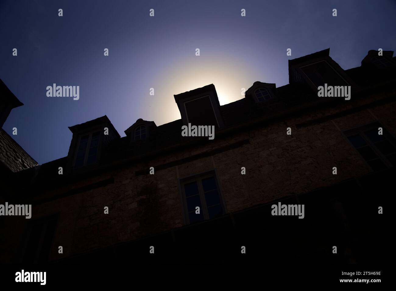 Contre jour sur la toiture du Musée départemental des arts et métiers traditionnels, salles la source occitanie Banque D'Images