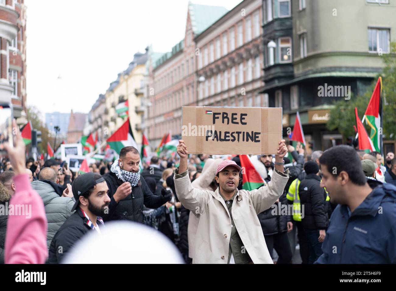 Une manifestation pro-palestinienne appelant au cessez-le-feu en marchant à travers Malmö en Suède. Banque D'Images