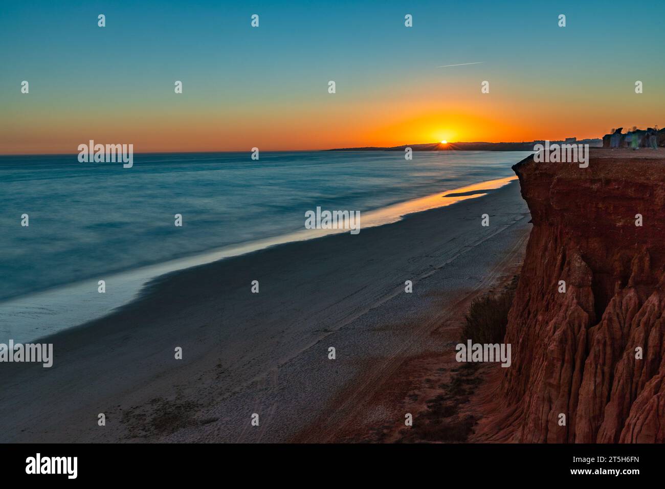 Sérénité dorée : coucher de soleil à Praia da Falésia, Algarve, Portugal Banque D'Images