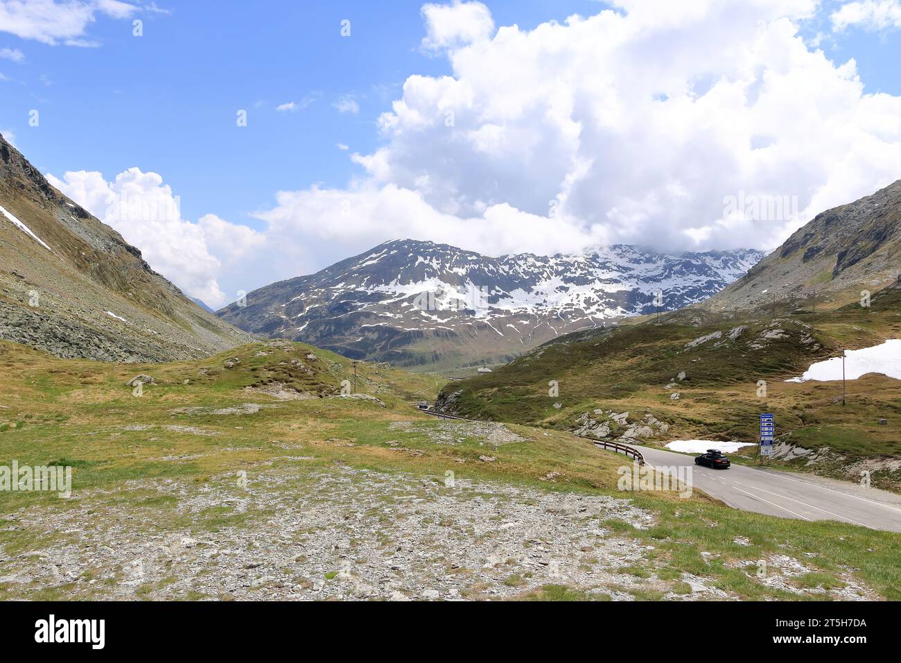 Passo Spluga ( col de Splügen ) marque la frontière entre l'Italie et la Suisse Banque D'Images