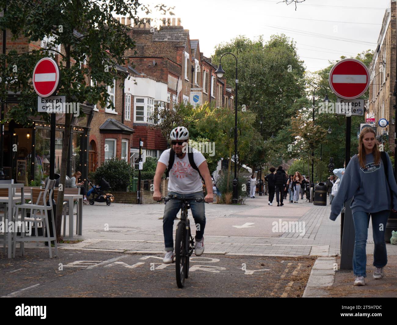 Espaces publics et apaisement de la circulation dans Orford Road Walthamstow village Londres Royaume-Uni, avec cycliste descendant la rue avec des panneaux No Entry except cycles Banque D'Images