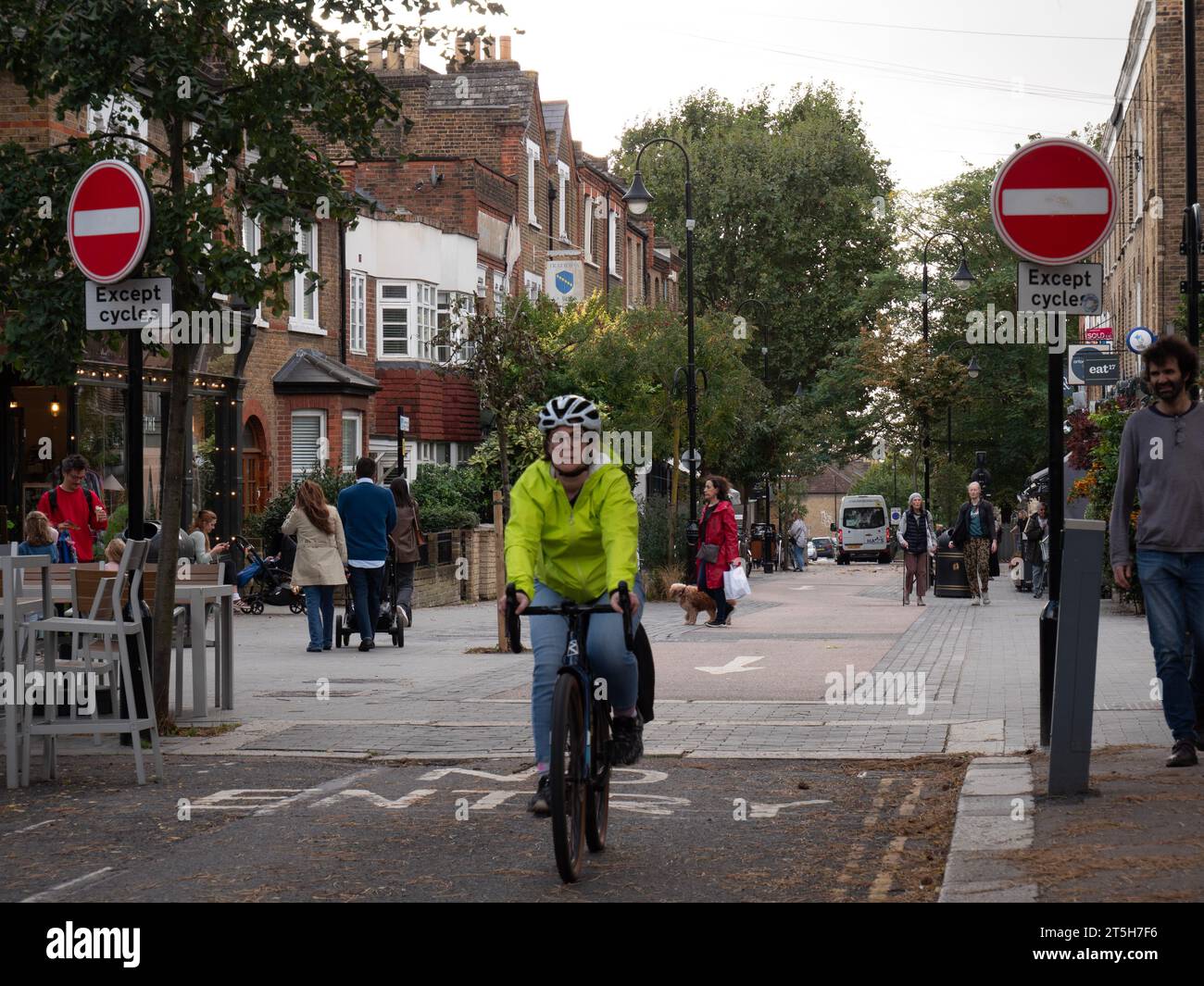 Espaces publics et apaisement de la circulation dans Orford Road Walthamstow village Londres Royaume-Uni, avec cycliste descendant la rue avec des panneaux No Entry except cycles Banque D'Images
