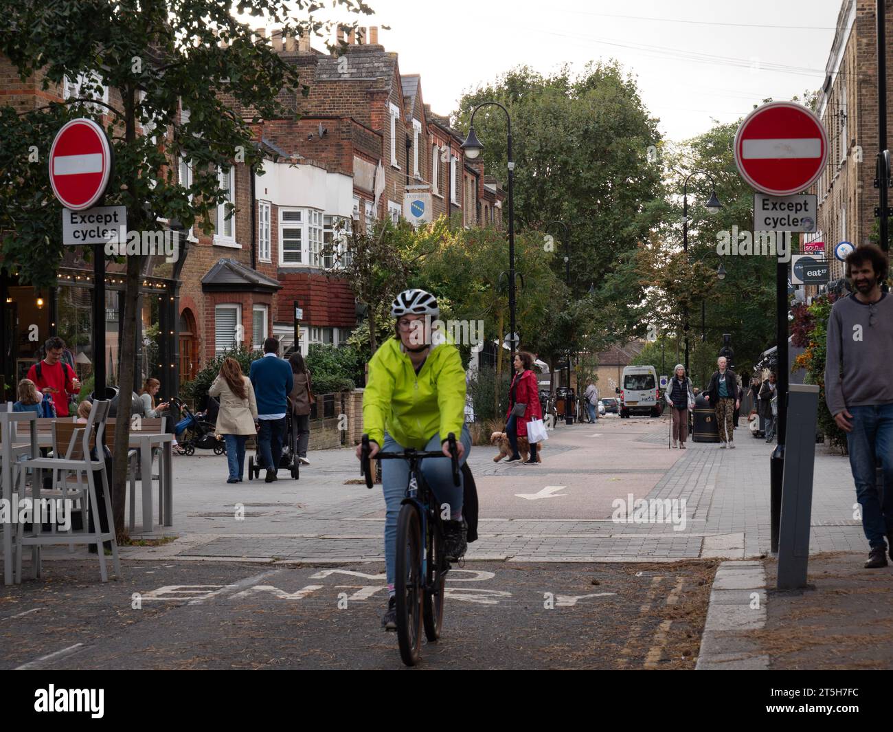 Espaces publics et apaisement de la circulation dans Orford Road Walthamstow village Londres Royaume-Uni, avec cycliste descendant la rue avec des panneaux No Entry except cycles Banque D'Images