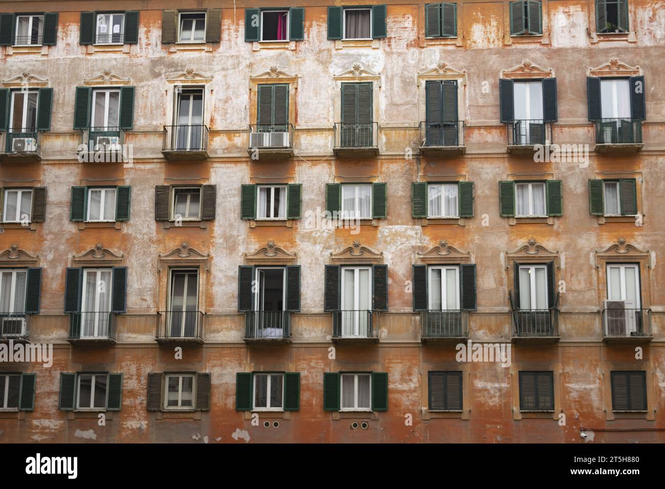 série de fenêtres colorées dans un bâtiment ancien avec des murs épluchés Banque D'Images