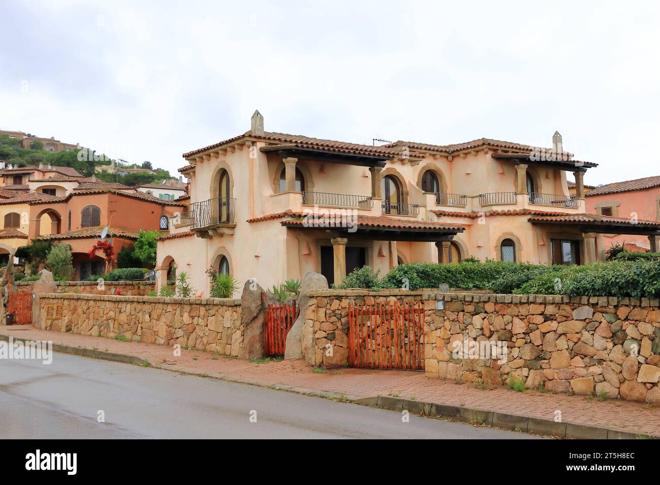 Maisons italiennes colorées traditionnelles typiques en Sardaigne en Italie Banque D'Images