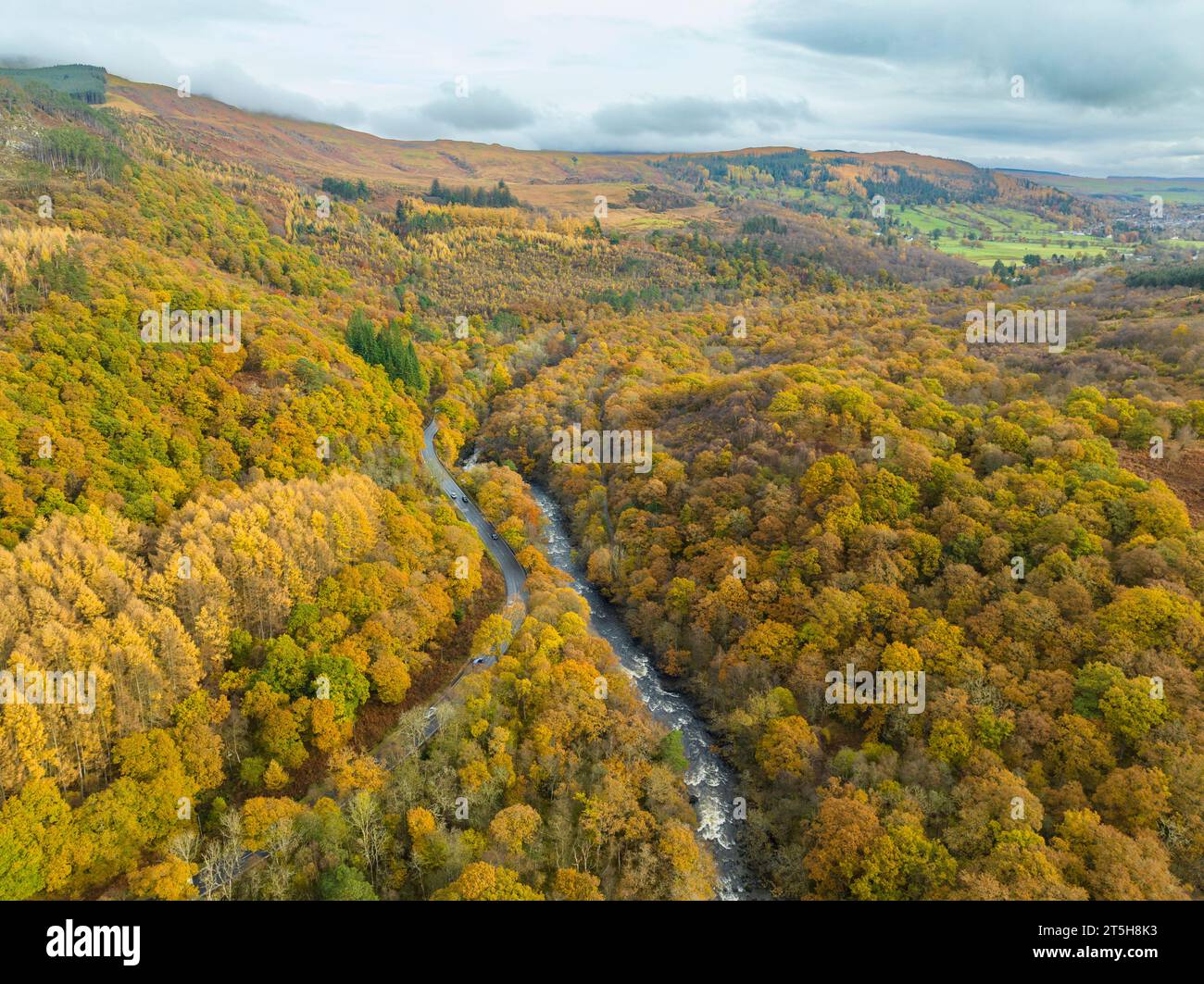 Vue aérienne des couleurs automnales au bord de la rivière Garbh Uisge dans le col de Leny près de Calander dans les Trossachs, Écosse, Royaume-Uni Banque D'Images