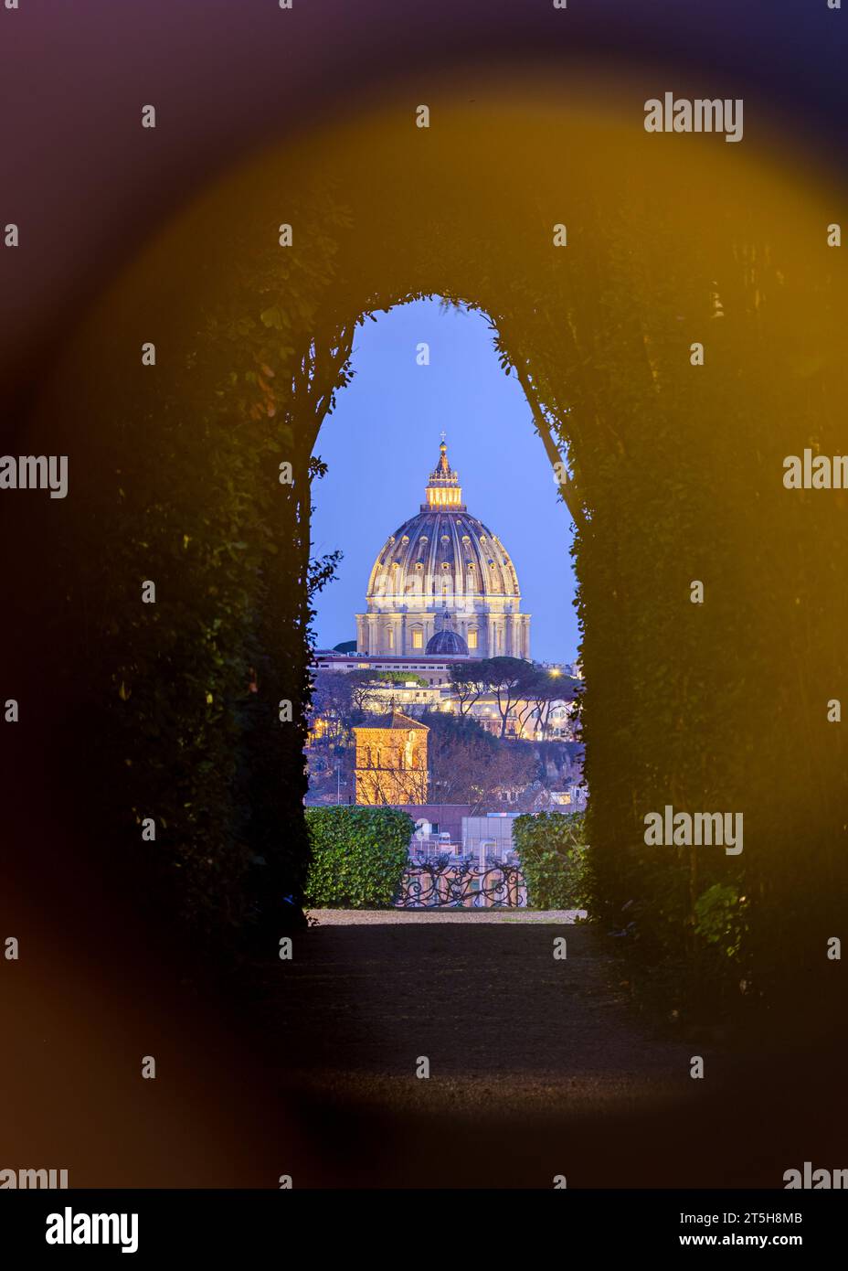 Vue sur le Vatican et la basilique Saint-Pierre à travers une ligne d'arbres et un trou de serrure de porte, un célèbre endroit secret près de la villa de l'ordre de Malte à Rome, Italie Banque D'Images