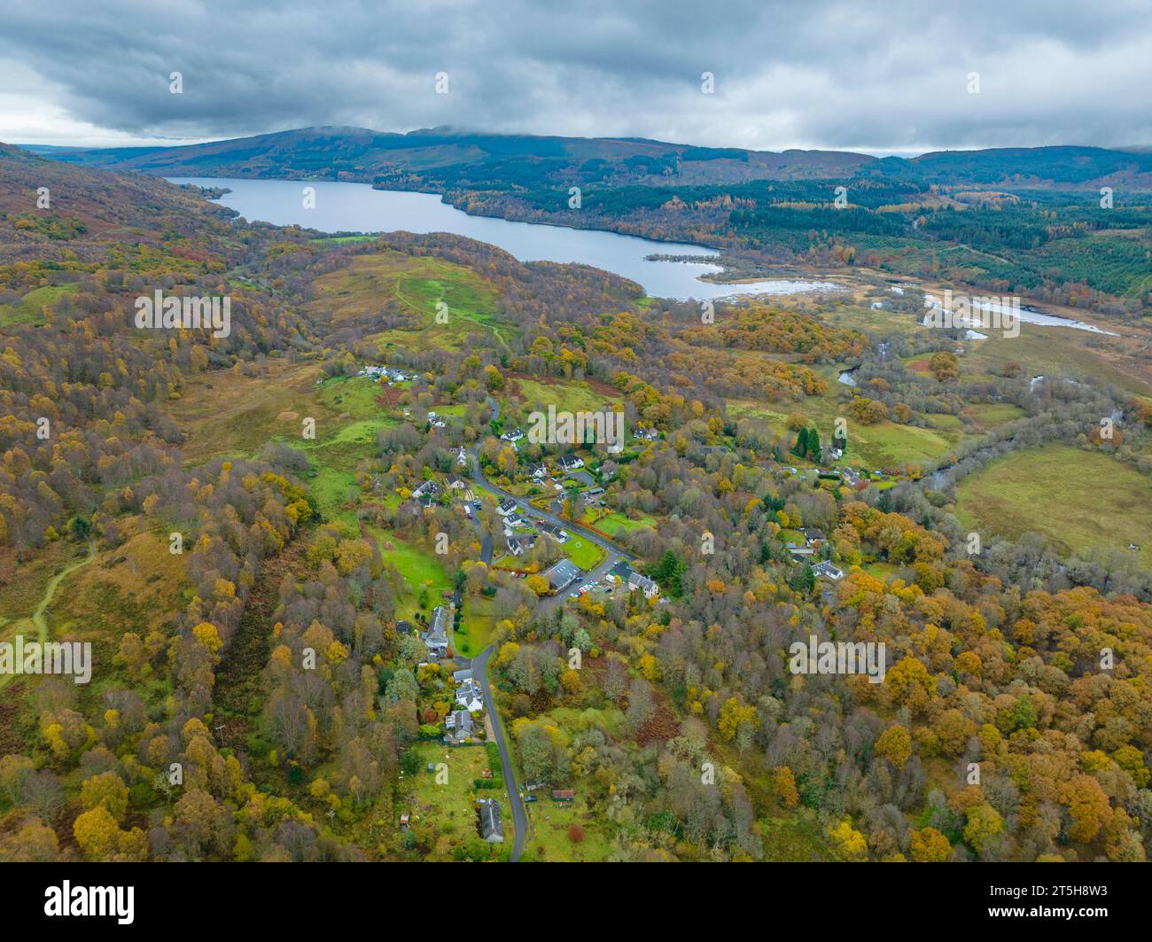 Vue aérienne du village de Brig O’Turk en automne dans les Trossachs, Écosse, Royaume-Uni Banque D'Images