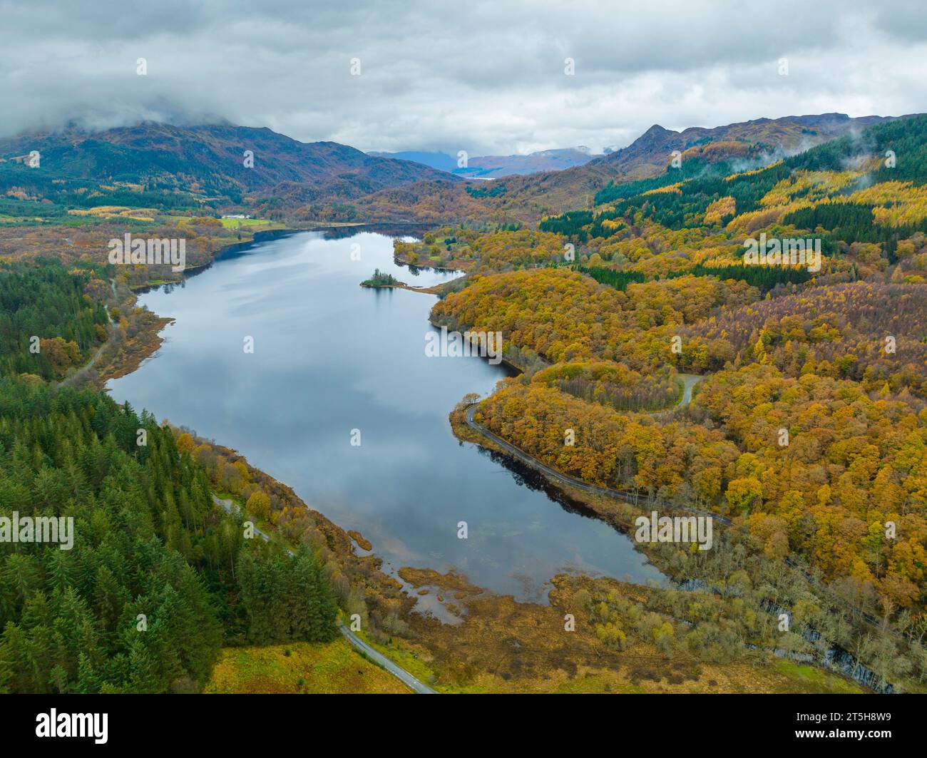 Vue aérienne du Loch Achray en automne dans les Trossachs, Écosse, Royaume-Uni Banque D'Images