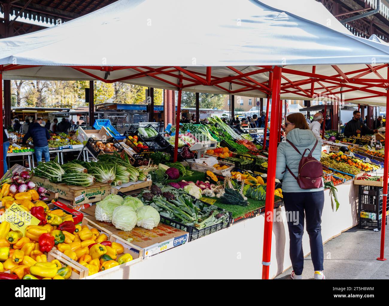 Alba, Piémont, Italie : 4 novembre 2023 : légumes à vendre pendant le marché du samedi. Banque D'Images