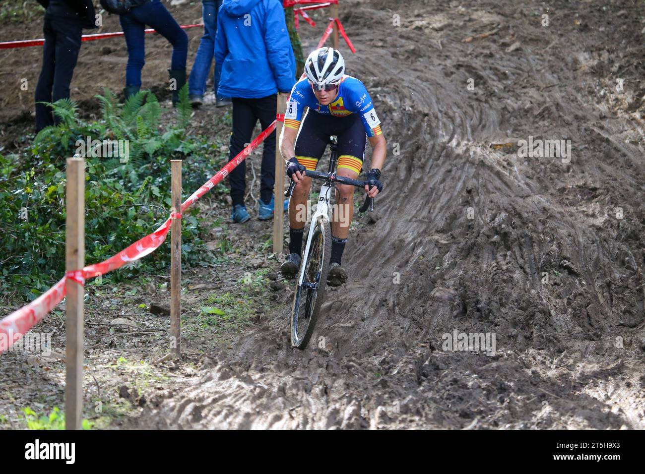 Ambasaguas, Espagne, le 5 novembre 2023 : le cycliste Raul Mira lors de l'épreuve élite masculine du Cyclo-Cros international de Karrantza, le 5 novembre 2023, à Ambasaguas, en Espagne. Crédit : Alberto Brevers / Alamy Live News. Banque D'Images