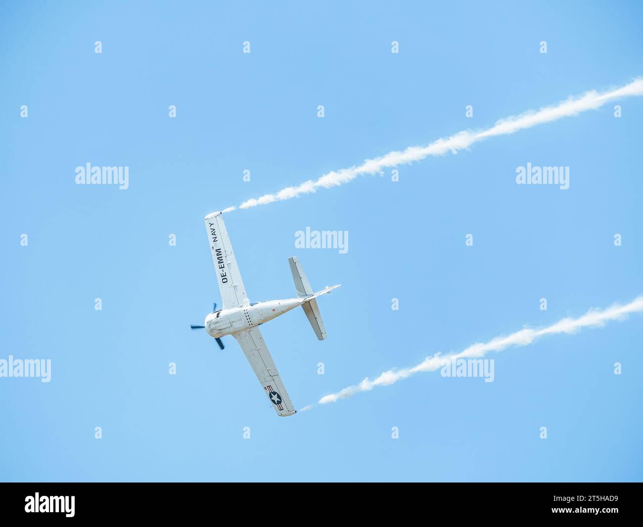 Bucarest, Roumanie - mai 2023 : avion de guerre de Troie nord-américain T-28B faisant partie de la flotte Flying Bulls volant contre le ciel. Banque D'Images