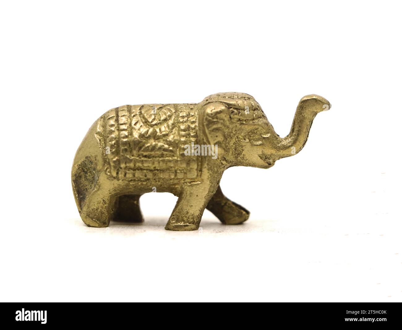 statue décorative d'éléphant sculptée en bronze, figurine de jouet antique isolée dans un fond blanc Banque D'Images