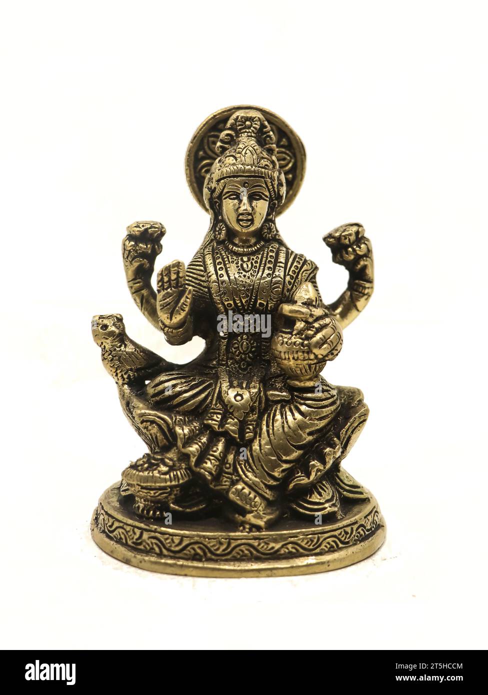 déesse hindoue mahalakshmi idole antique à quatre mains isolée dans un fond blanc Banque D'Images