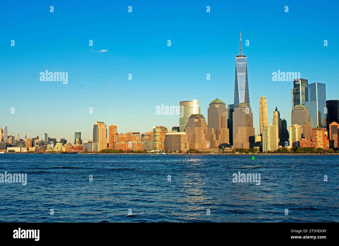 Reflets de l'heure d'or et horizon du quartier financier de Manhattan vus de l'autre côté de l'Hudson River, au Liberty State Park, New Jersey, -20 Banque D'Images