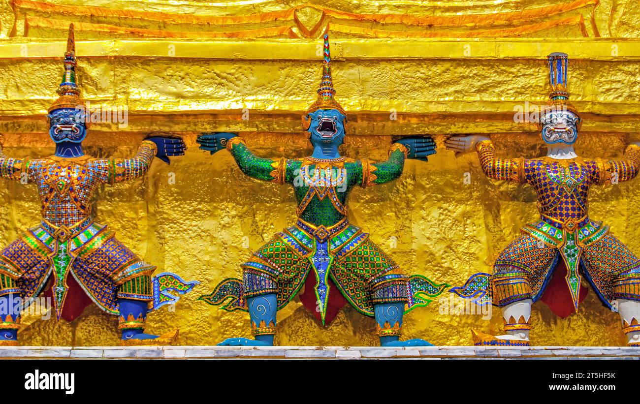 Trois démons de Yaksha gardent le temple du Bouddha d'émeraude à Bangkok. Thaïlande Banque D'Images