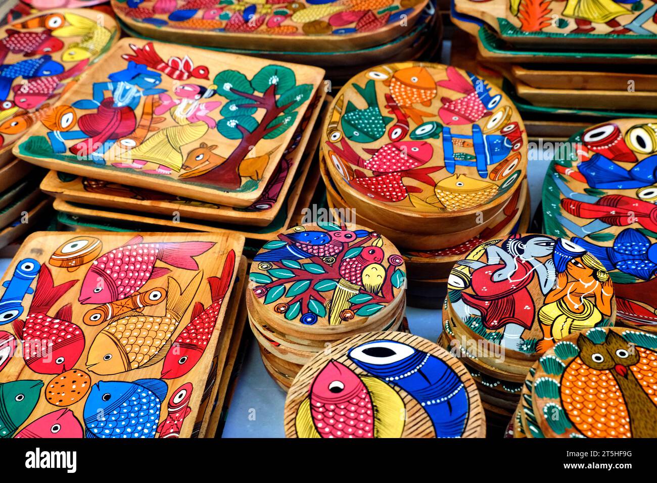 Pune, Inde, articles artisanaux avec une attention sélective, textiles et produits en bois colorés avec un design traditionnel à vendre au marché indien. Banque D'Images