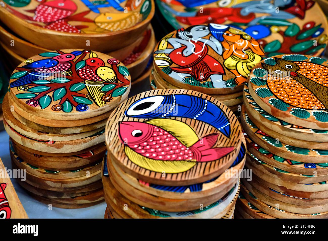 Pune, Inde, articles artisanaux avec une attention sélective, textiles et produits en bois colorés avec un design traditionnel à vendre au marché indien. Banque D'Images