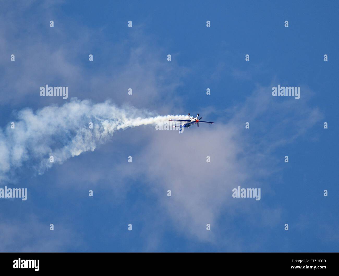 Skopje, Macédoine. L'avion acrobatique français Extra 330SC avec une traînée de fumée il a fait des miracles au-dessus de la tête des spectateurs. Banque D'Images