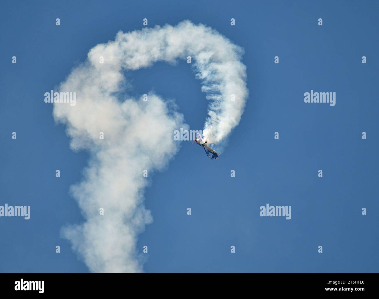 Skopje, Macédoine. L'avion acrobatique français Extra 330SC avec une traînée de fumée il a fait des miracles au-dessus de la tête des spectateurs. Banque D'Images