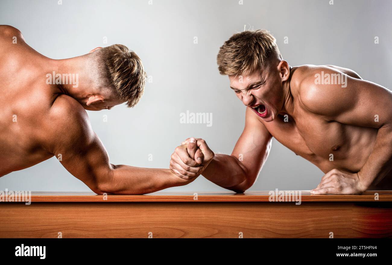 Des hommes mesurant des forces, des armes. Lutte à main, compétition. Mains ou bras de l'homme. Bras de fer. Deux hommes bras de fer. Rivalité, gros plan du bras masculin Banque D'Images
