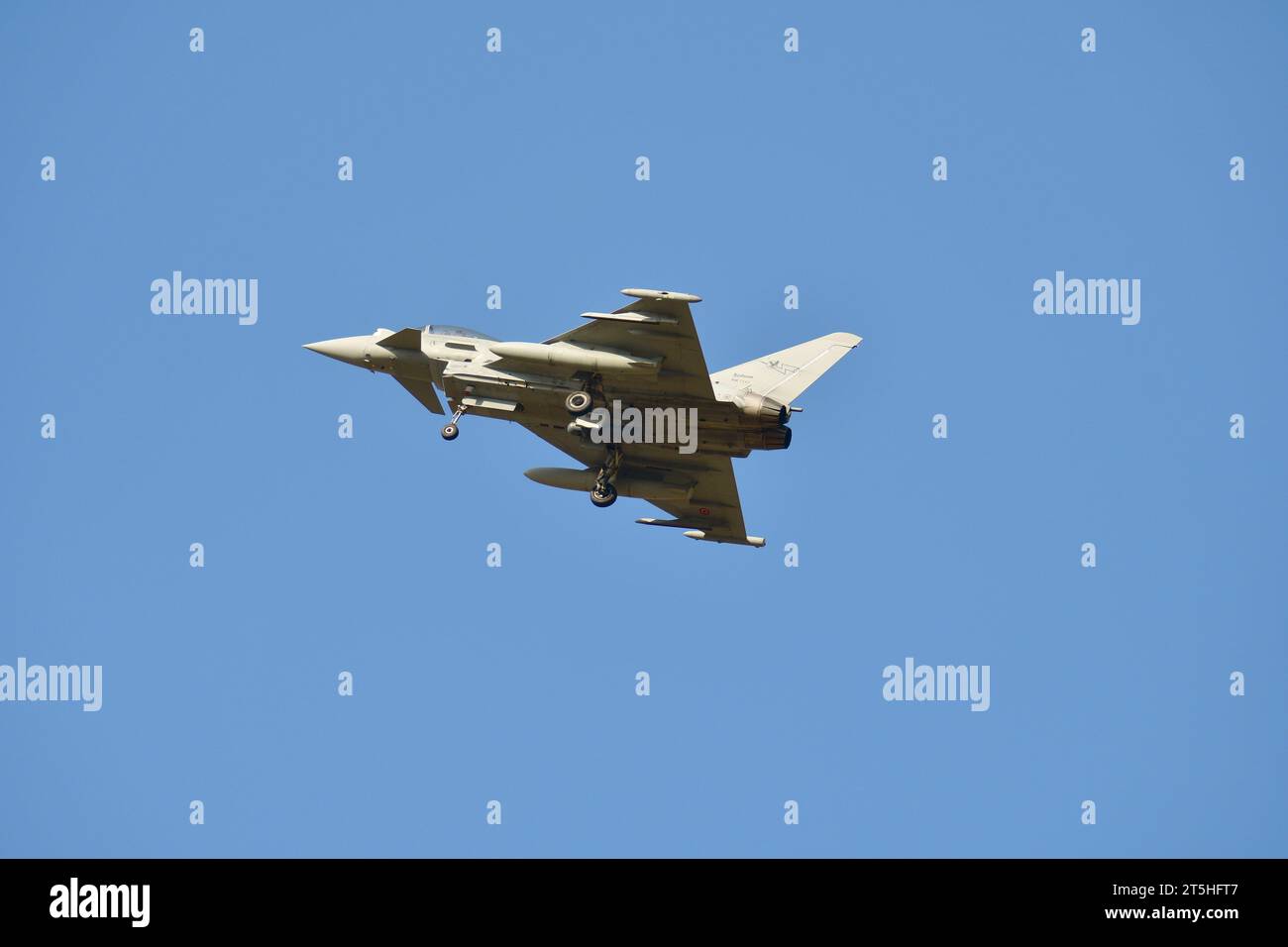 Skopje, Macédoine, aéroport sportif de Stenkovec, un grand spectacle aérien a eu lieu. Eurofighter EF2000 Typhoon de l'armée de l'air italienne survole les spectateurs. Banque D'Images