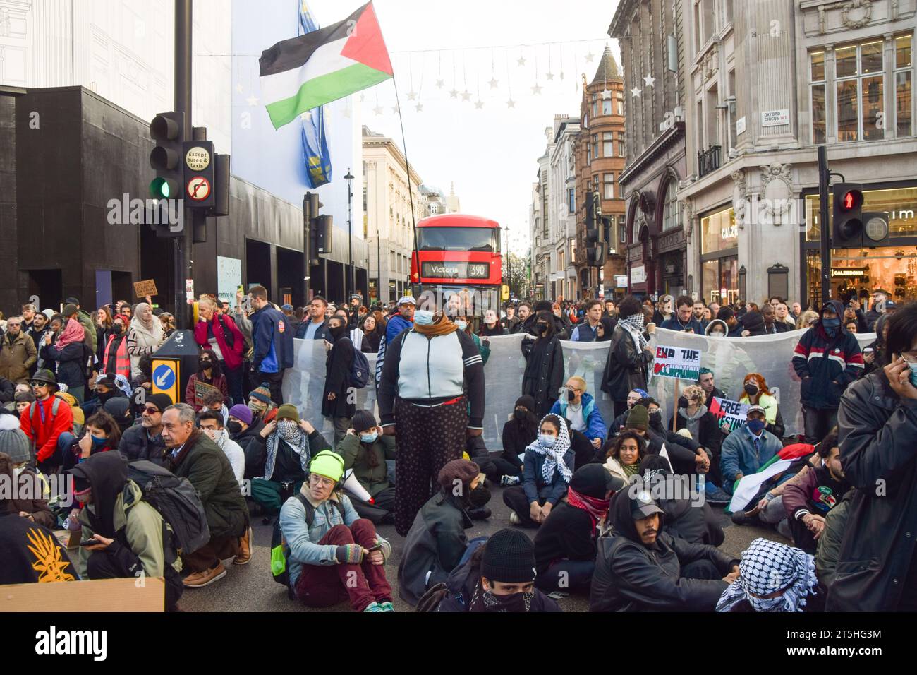 Londres, Royaume-Uni. 4 novembre 2023. Des manifestants pro-palestiniens s'assoient et bloquent les rues d'Oxford Circus. Un groupe de manifestants a défilé dans le centre de Londres et a rejoint des dizaines de milliers de personnes pour un rassemblement à Trafalgar Square appelant à un cessez-le-feu et en solidarité avec la Palestine alors que la guerre entre Israël et le Hamas s’intensifie. Banque D'Images