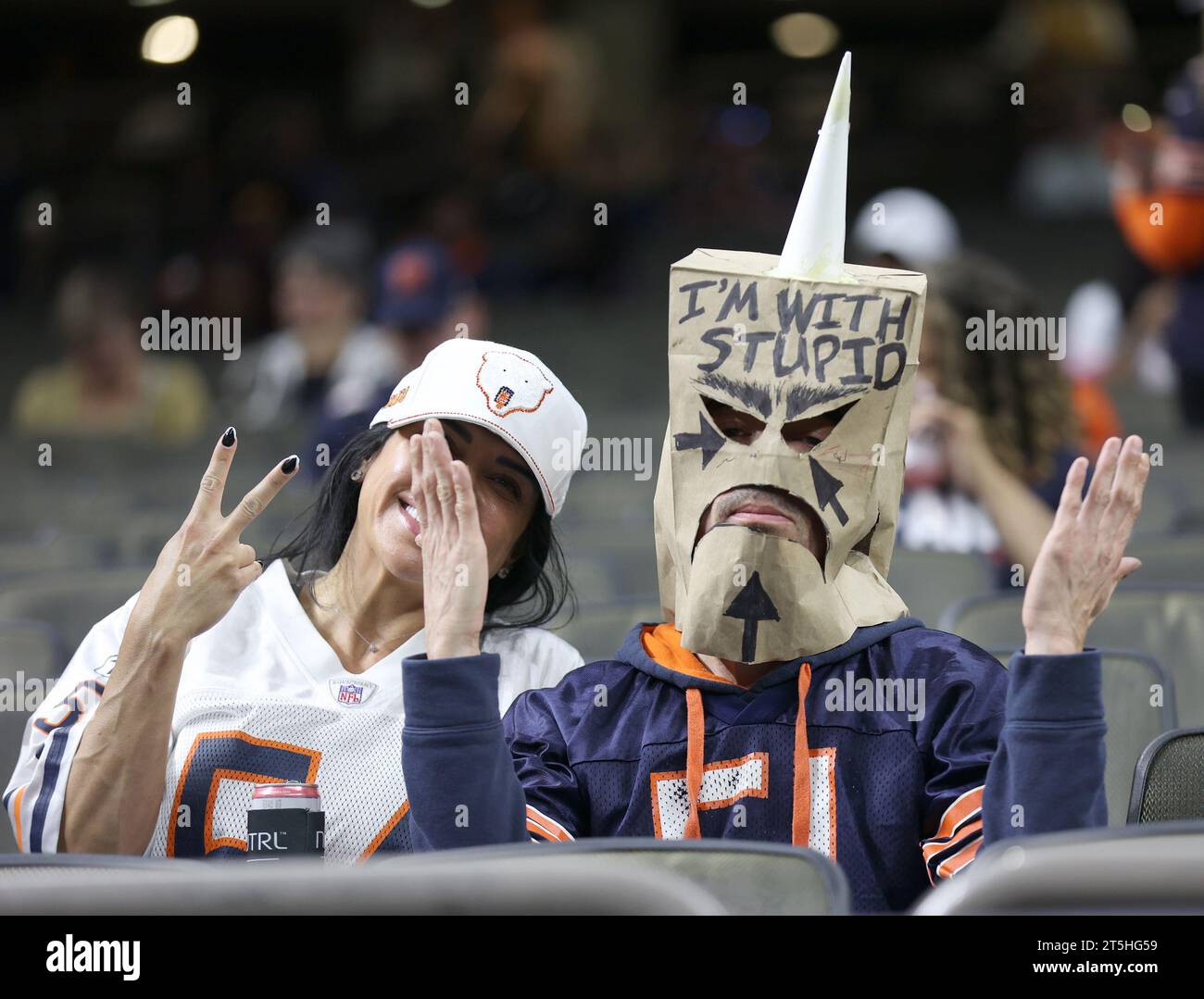 La Nouvelle-Orléans, États-Unis. 05 novembre 2023. Deux fans des Chicago Bears montrent leur soutien lors d'un match de la National football League au Caesars Superdome à la Nouvelle-Orléans, Louisiane, le dimanche 5 novembre 2023. (Photo de Peter G. Forest/Sipa USA) crédit : SIPA USA/Alamy Live News Banque D'Images