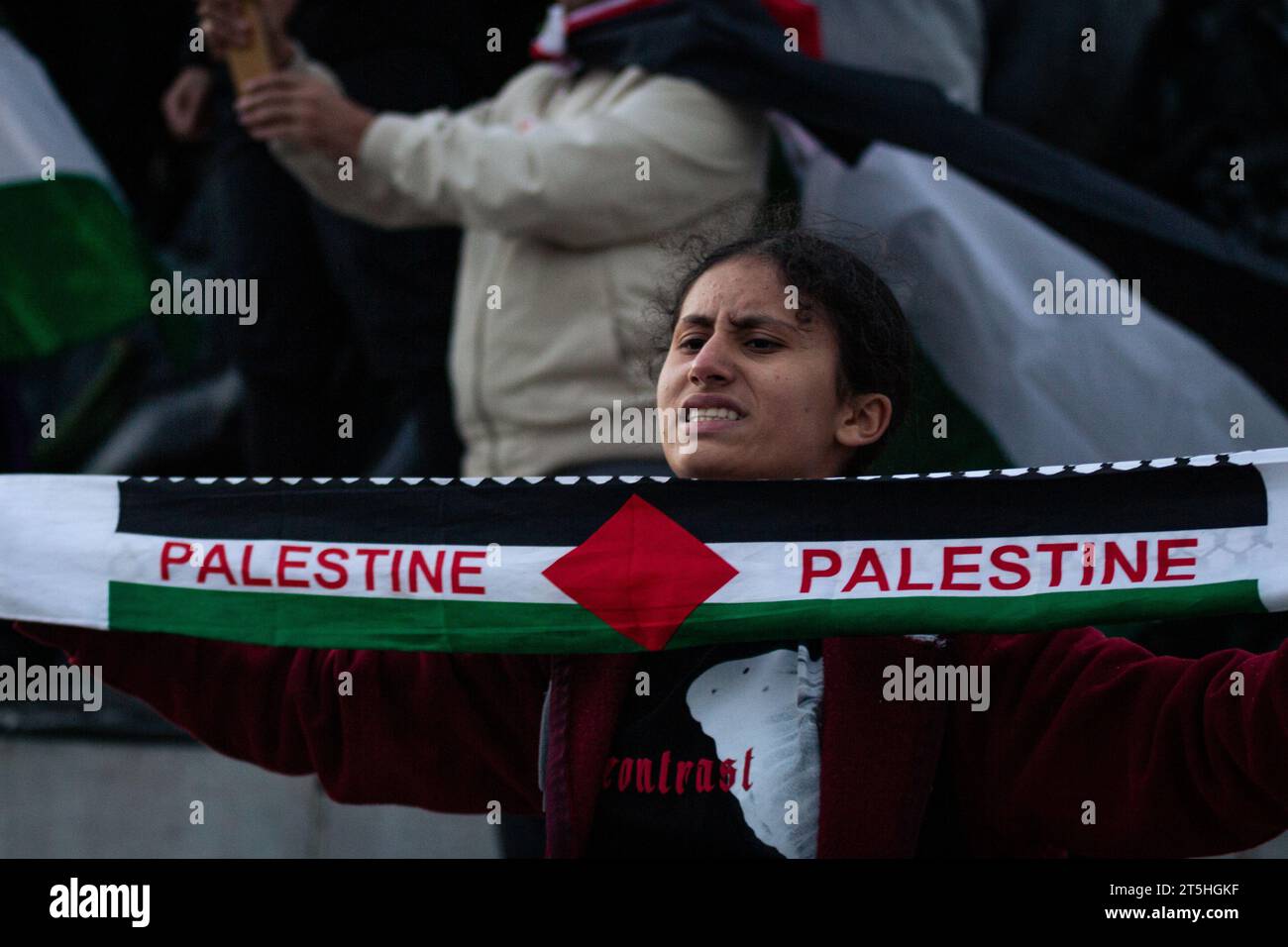 Un manifestant tient une écharpe palestinienne pendant le rassemblement pro-palestinien à place Nation. Des centaines de milliers de personnes ont défilé dans plusieurs villes de France pour soutenir le peuple palestinien. À Paris, plusieurs organisations de gauche se sont réunies pour appeler à un cessez-le-feu immédiat de l’État israélien et ont accusé le président français Emmanuel Macron d’être complice des massacres commis à Gaza. La manifestation a commencé sur la place de la République, passant par la place Bastille et se terminant sur la place de Nation, sans que des affrontements avec la police aient été enregistrés malgré la forte présence policière. Banque D'Images