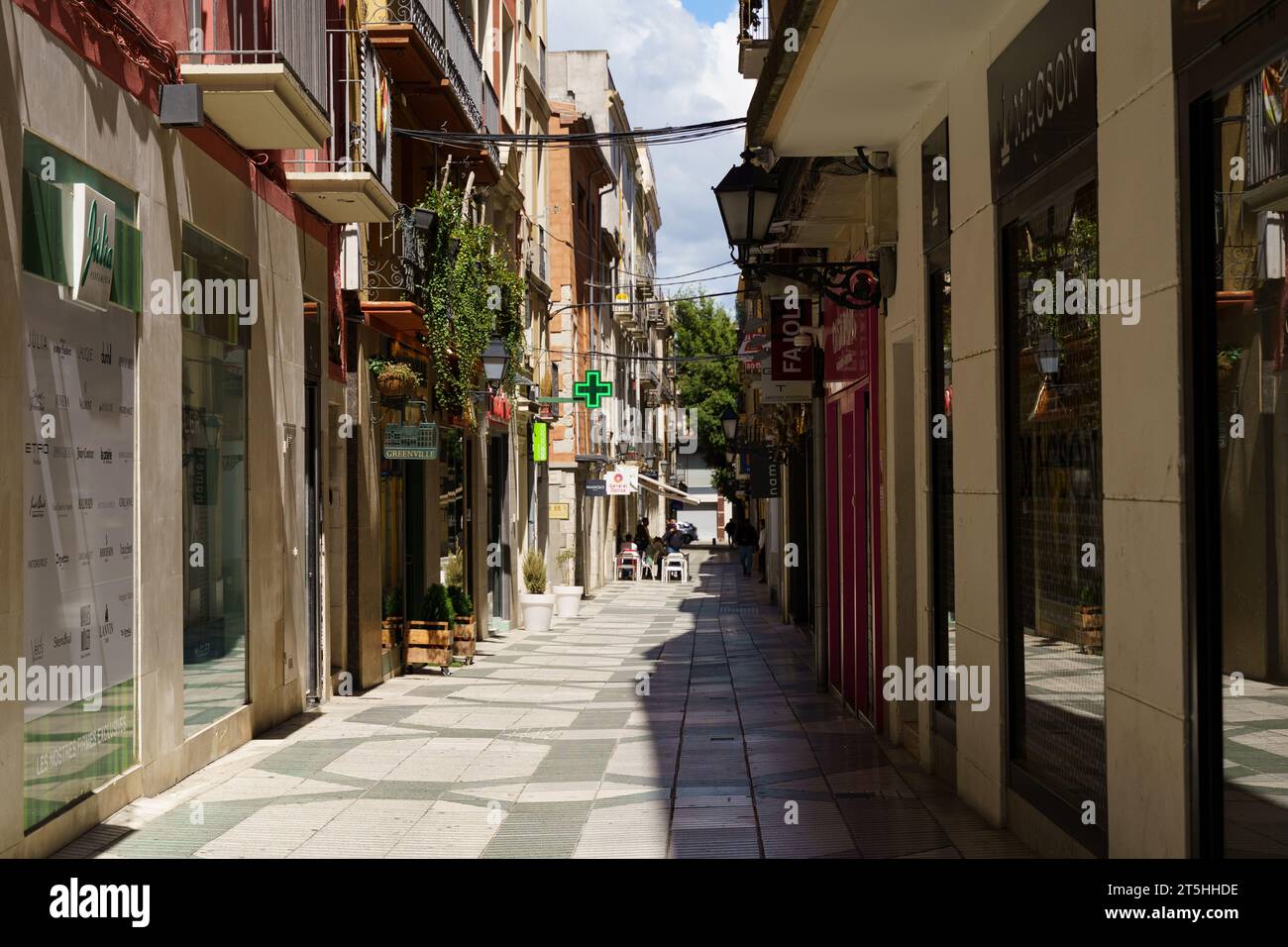 Figueres, Espagne - 13 mai 2023 : rues vides de la ville un week-end. Banque D'Images