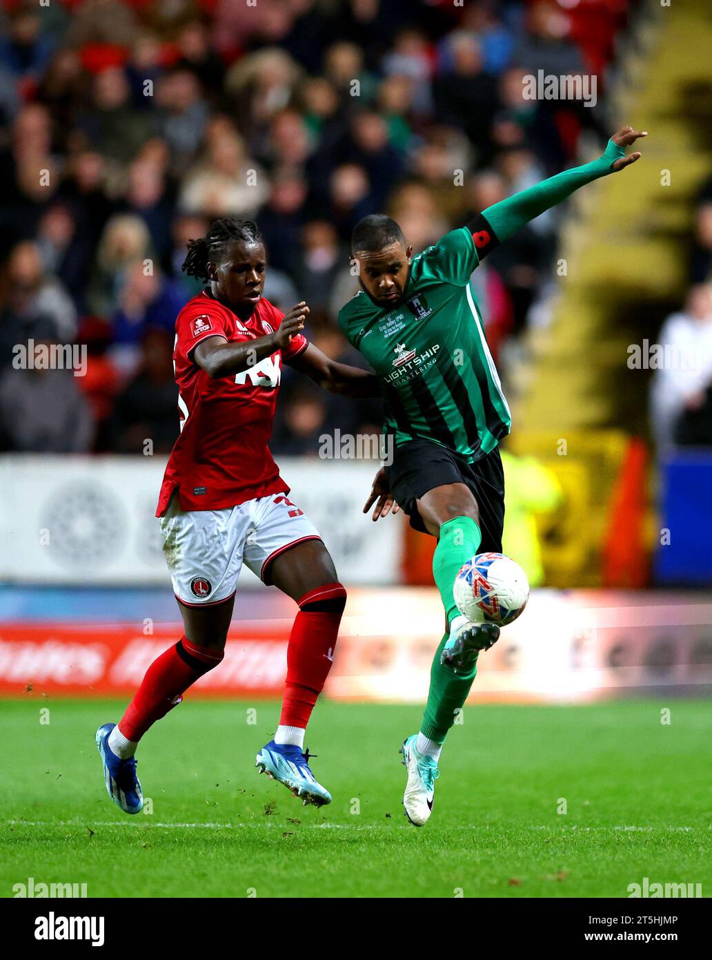 Karoy Anderson de Charlton Athletic (à gauche) et Sonny Black de Cray Valley se disputent le ballon lors du match de premier tour de la coupe d'Angleterre de football américain à The Valley, à Londres. Date de la photo : dimanche 5 novembre 2023. Banque D'Images