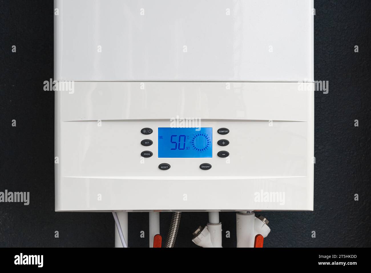 Gros plan du panneau de commande intelligent de la chaudière à gaz pour le chauffage à domicile et l'eau chaude en hiver. Appareil moderne Banque D'Images