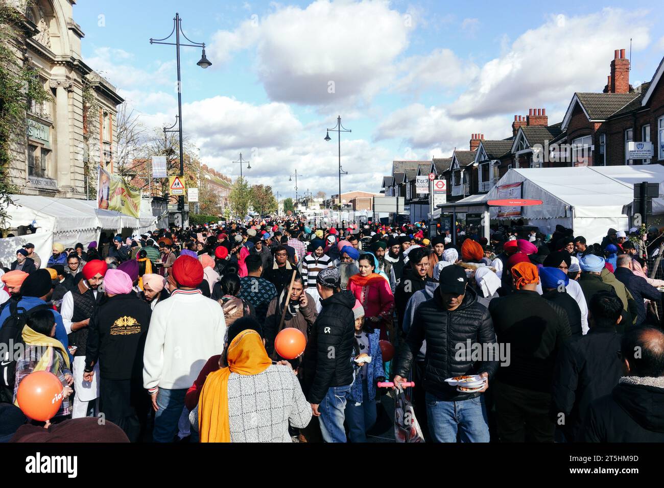 Londres, Royaume-Uni. 5 novembre 2023 Nagar Kirtan est célébré dans Southall alors que des milliers de personnes se rassemblent pour la procession entre les deux principaux Gurdwara (temples sikhs). L'événement célèbre la venue de Dhan Dhan Sri Guru Nanak Dev Ji Maharaj, Jagat Guru. © Simon King/ Alamy Live News Banque D'Images