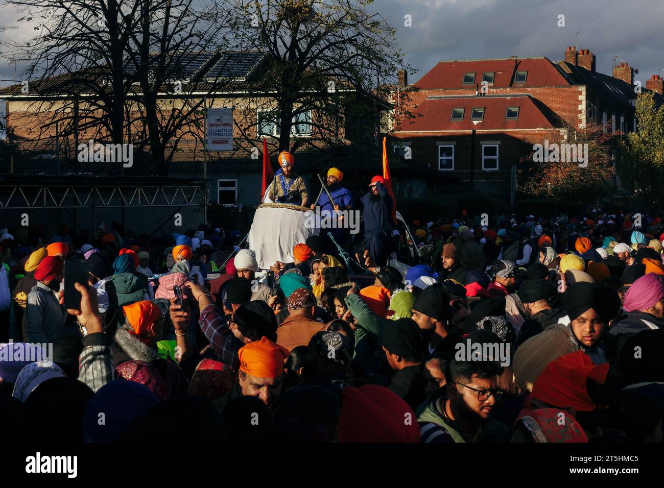 Londres, Royaume-Uni. 5 novembre 2023 Nagar Kirtan est célébré dans Southall alors que des milliers de personnes se rassemblent pour la procession entre les deux principaux Gurdwara (temples sikhs). L'événement célèbre la venue de Dhan Dhan Sri Guru Nanak Dev Ji Maharaj, Jagat Guru. © Simon King/ Alamy Live News Banque D'Images