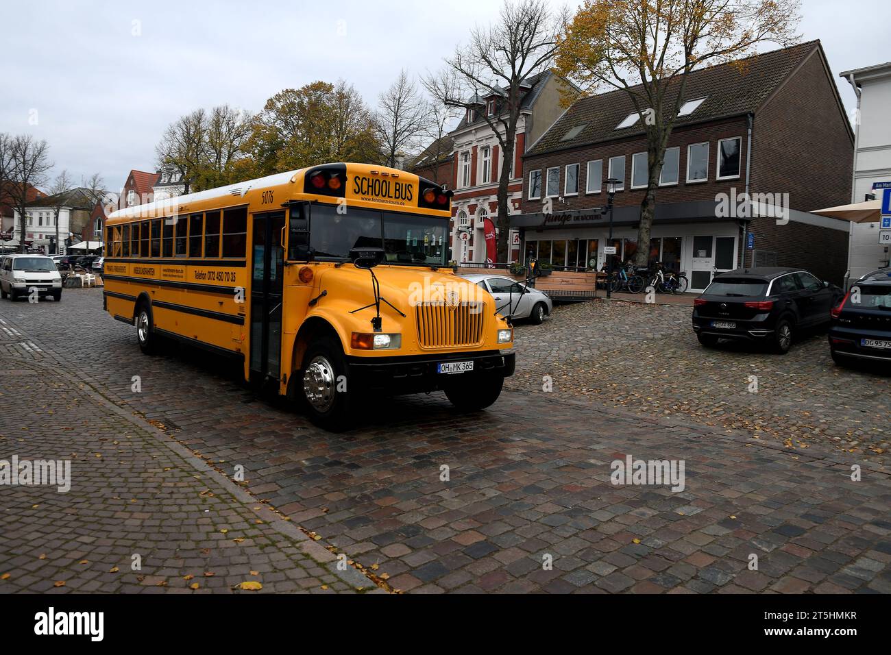 Burger/Fehmarn/Germany/04 novembre 2023/.bus scolaire jaune dans la ville allemande Burger tout comme le bus scolaire anglais de la même couleur.(photo.Francis Joseph Dean/Dean Pictures) Banque D'Images