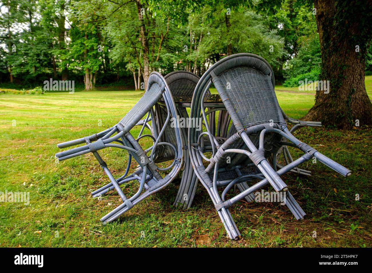 Quatre chaises sont regroupées autour d'une table sous un arbre dans un parc, St. Abbaye de Georges, Isny im Allgäu, Bade-Württemberg, Allemagne. Banque D'Images