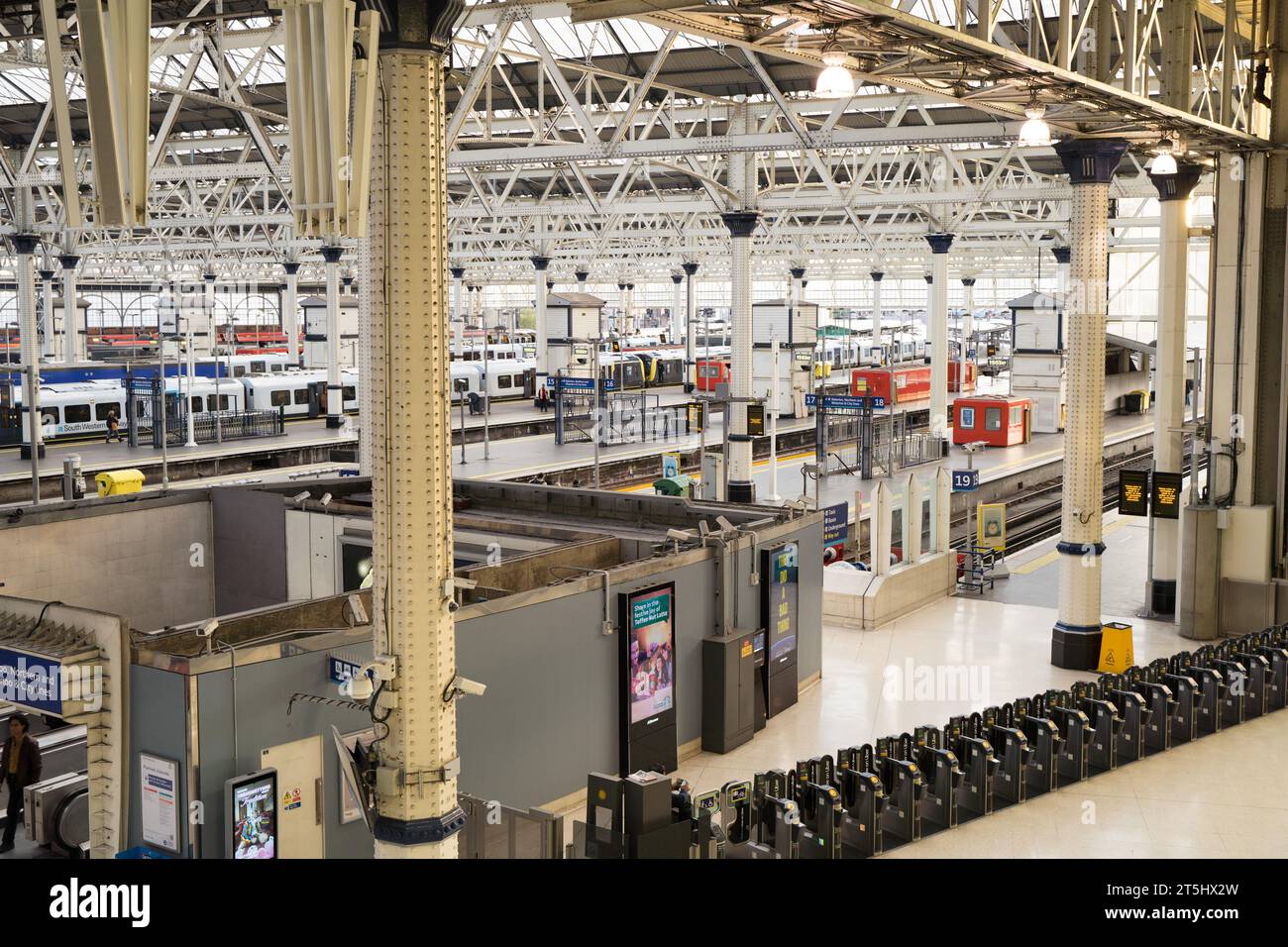 Londres Royaume-Uni, 5 novembre 2023. South Western Railway fonctionne à pleine capacité à destination et en provenance de la gare de Waterloo aujourd'hui, suite à de graves perturbations la semaine dernière lorsque la tempête ciaran a fait des ravages au Royaume-Uni. Crédit : glosszoom/Alamy Live News Banque D'Images