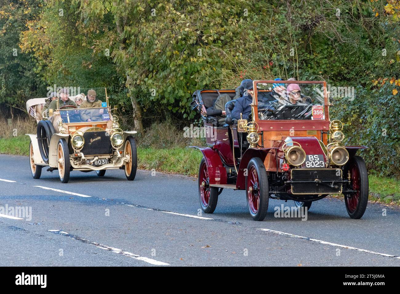 5 novembre 2023. Participants à la course de voitures vétérans de Londres à Brighton 2023 traversant le West Sussex, Angleterre, Royaume-Uni. Le parcours de l'événement annuel populaire s'étend sur 60 miles. Sur la photo : deux voitures anciennes sur la route, un tonneau rouge à entrée latérale 1904 C.G.V. et une Mercedes tourer blanche 1904 Banque D'Images
