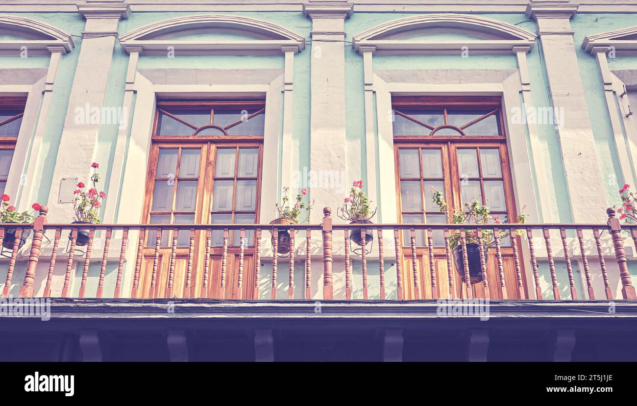 Vue sur la rue d'une ancienne façade de bâtiment colonial à Quito, teinte appliquée, Équateur. Banque D'Images