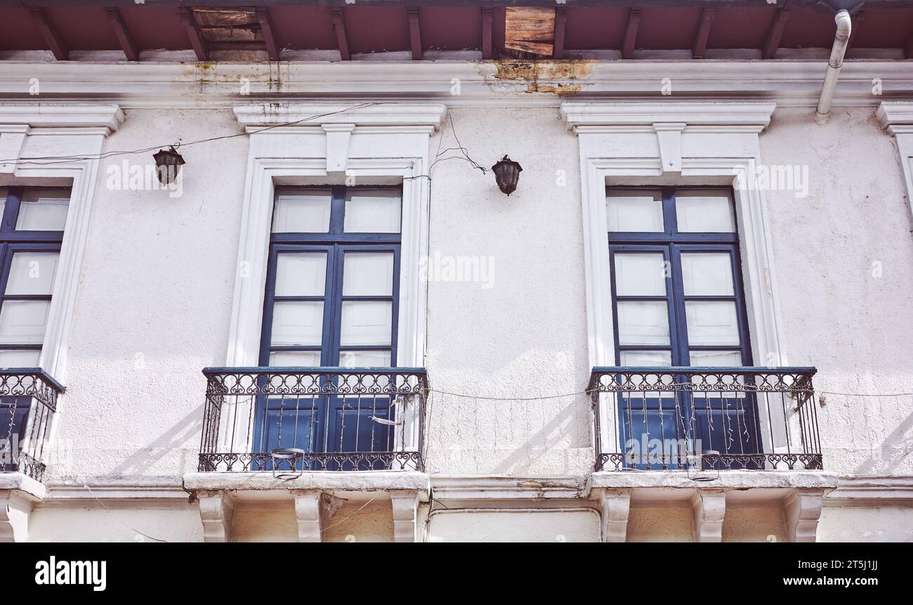 Vue sur la rue d'une ancienne façade de bâtiment colonial à Quito, teinte appliquée, Équateur. Banque D'Images