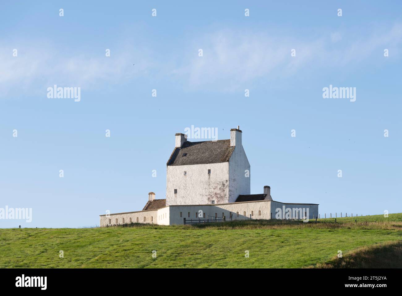 Corgarff Castle, la tour médiévale blanchie à la chaux sur une colline isolée dans les Highlands écossais, face à un ciel bleu à la fin de l'été Banque D'Images